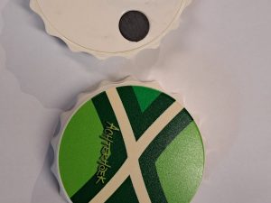 Magneet en flesopener met Achterhoekse vlag